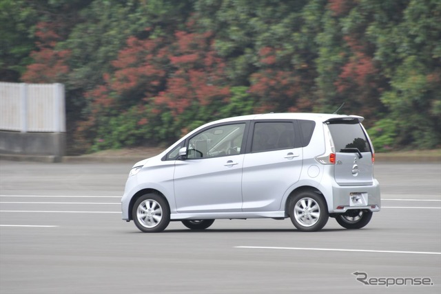 交通安全環境研究所で開始された三菱自動車の軽自動車燃費試験（2日・熊谷市）