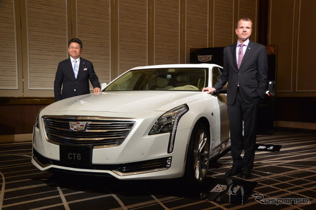 キャデラックCT6。GMジャパン石井澄人社長(写真左)とキャデラックのウーベ・エリングハウス CMO(写真右)