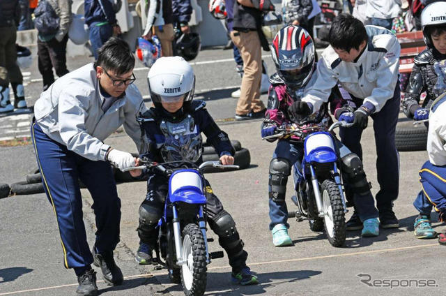 「こどもバイク体験♪」では、インストラクターが安全を確保しながら、バイクの乗り方と楽しさを伝えた