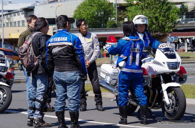 「チャレンジ走行会」の参加者は、先導する白バイ隊員からのライディングアドバイスに真剣に耳を傾けていた