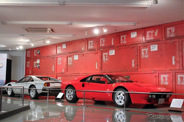 フェラーリ 288GTO(右)と308GTB(左)