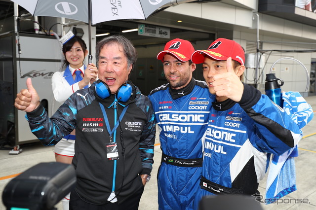 GT500のポールを獲得した#12 IMPUL陣営(左は星野一義監督。中央オリベイラ、右が安田)。