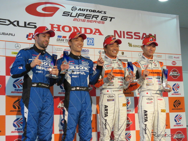 左からGT500ポールのオリベイラ、安田、GT300ポールの高木、小林。