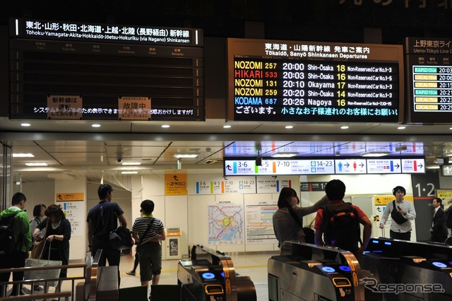 表示ができなくなったJR東日本新幹線表示（左）。運行は正常で、隣のJR東海の新幹線、在来線の表示に問題はない(4日19時・東京駅）