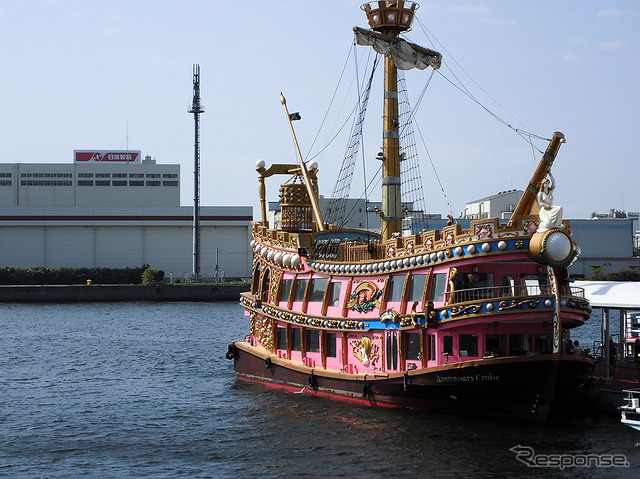ピンク色の海賊船、3階層「アニバーサリークルーズ」（千葉中央港旅客船桟橋付近）