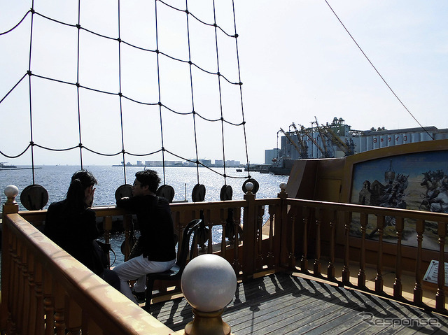 ピンク色の海賊船、3階層「アニバーサリークルーズ」の船内(千葉中央港旅客船桟橋付近)