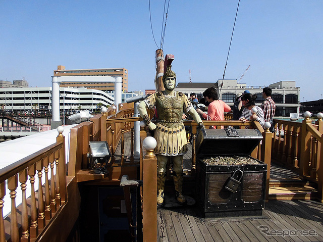 ピンク色の海賊船、3階層「アニバーサリークルーズ」の船内(千葉中央港旅客船桟橋付近)