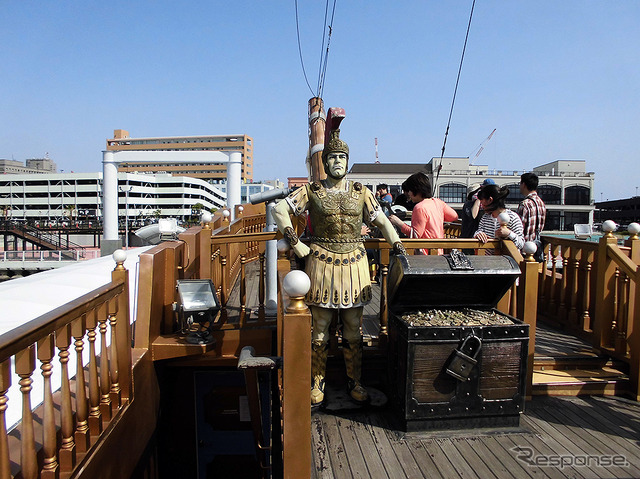 ピンク色の海賊船、3階層「アニバーサリークルーズ」の船内（千葉中央港旅客船桟橋付近）