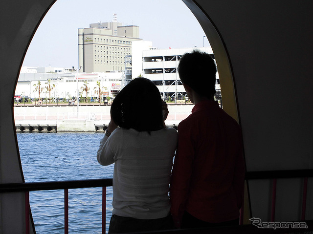 ピンク色の海賊船、3階層「アニバーサリークルーズ」の船内(千葉中央港旅客船桟橋付近)