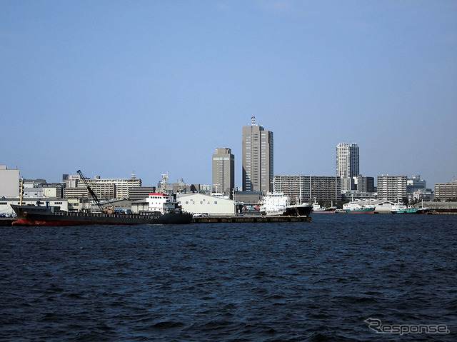 “千葉港クルーズ”から見えた千葉中央ふ頭やJR京葉線(千葉中央港旅客船桟橋付近)