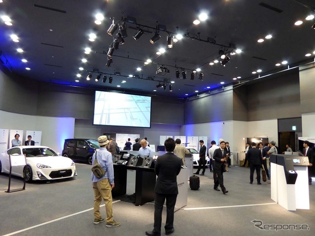 会場には新型「サイバーナビ」を展示したほか、それをインストールしたデモカーも並ぶ