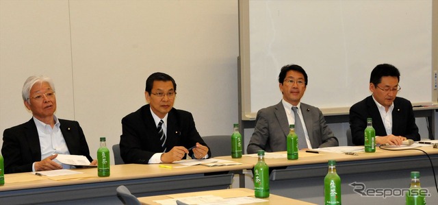民進党オートバイ議員連盟（10日・永田町）　直嶋正行顧問、大畠章宏会長、武正公一幹事長、磯崎哲史事務局長（左から）