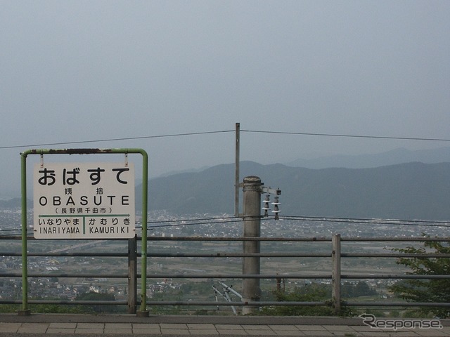 姨捨駅のホームからは善光寺平を見渡すことができる。