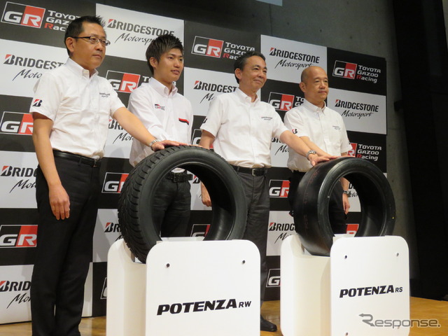 左からブリヂストンの井出氏、トヨタの大嶋和也選手、ブリヂストンの久米氏と板野(ばんの)氏。