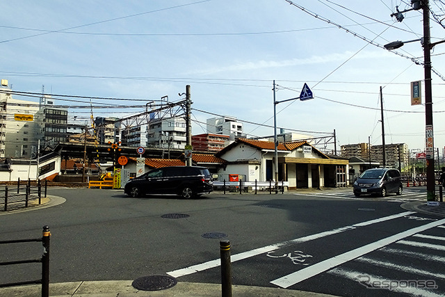 東淀川駅の橋上化で現在の東口駅舎と西口駅舎は撤去される。写真は西口駅舎。