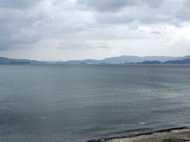 歩行者の姿がまったくない三河港神野地区の路上から