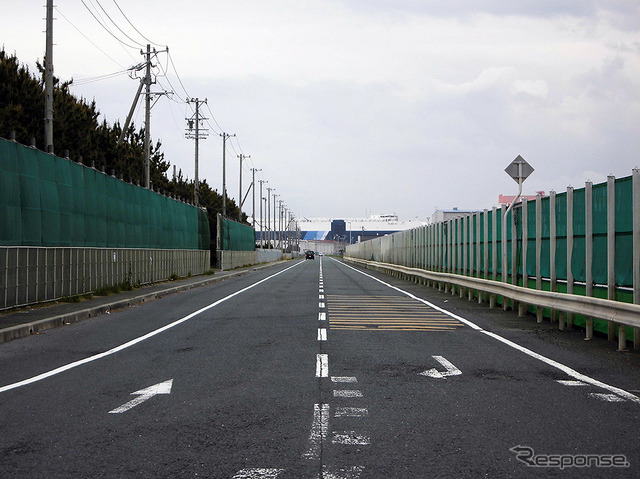 歩行者の姿がまったくない三河港神野地区の路上から