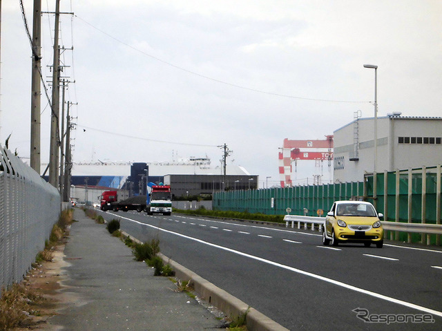 三河港神野地区の岸壁（水深12m）に着いた自動車運搬船