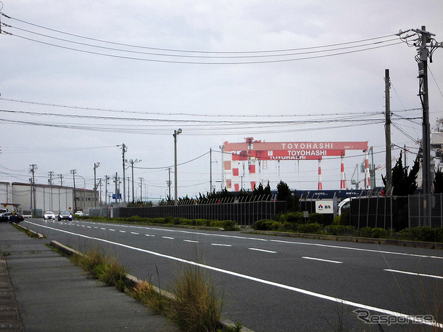 赤いクレーンは明海地区の豊橋造船のもの