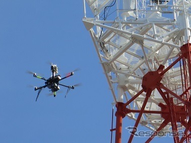 気象観測鉄塔の高さ約40m付近での飛行実験の様子
