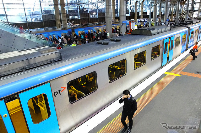 サザンクロス駅(Southern Cross)で客を待つメルボルンの近郊電車