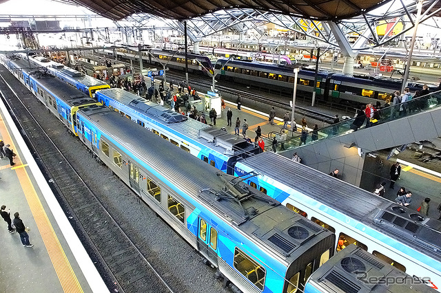 サザンクロス駅(Southern Cross)で客を待つ中長距離列車(V/Line)と近郊電車