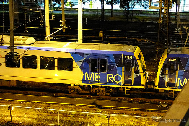 深夜のサザンクロス駅(Southern Cross)を行くメルボルンの近郊電車