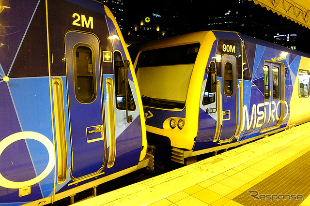 深夜のフリンダース・ストリート駅(Flinders Street)に止まるメルボルンの近郊電車