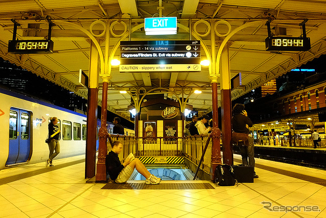 深夜のフリンダース・ストリート駅(Flinders Street)に止まるメルボルンの近郊電車