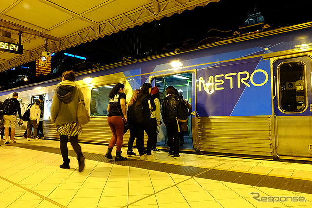 深夜のフリンダース・ストリート駅(Flinders Street)に止まるメルボルンの近郊電車