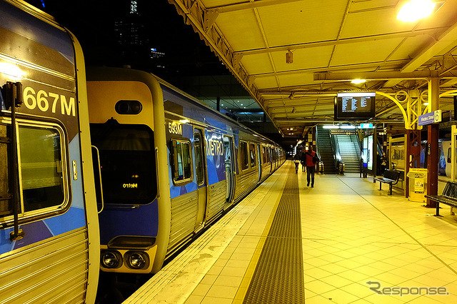 深夜のフリンダース・ストリート駅(Flinders Street)に止まるメルボルンの近郊電車