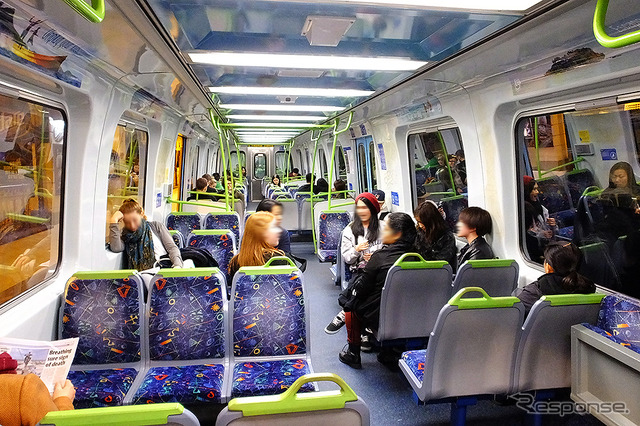 深夜、フリンダース・ストリート駅(Flinders Street)を出る近郊電車の車内