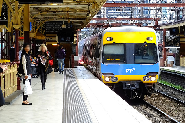フリンダース・ストリート駅(Flinders Street)に到着するメルボルンの近郊電車