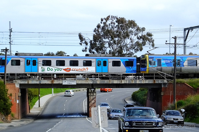 ダンデノング駅(Dandenong)付近を行くクランボーン線(Cranbourne Line)の近郊電車
