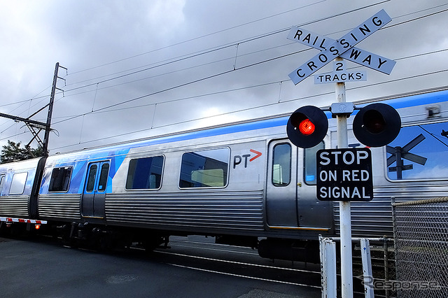 カーネギー駅(Carnegie)に到着したクランボーン線(Cranbourne Line)の近郊電車