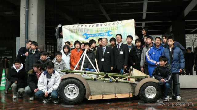【中学生ハイブリッド教室】ハイブリッドカーを展示…活動報告