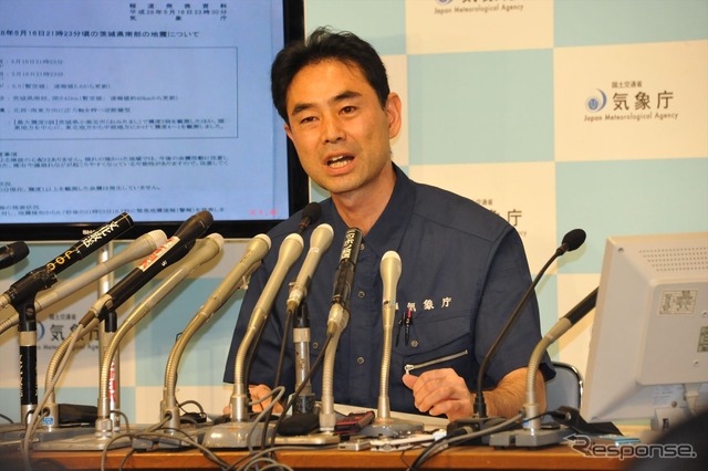 今後2、3日の間、震度4程度の余震に注意を呼びかける、青木地震津波監視課長(16日・大手町)