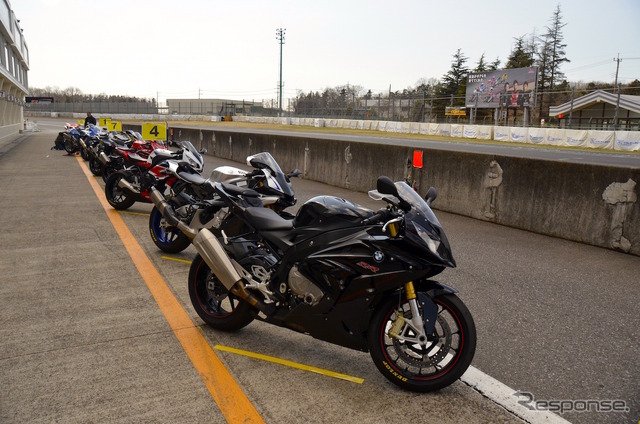 筑波サーキットにて開催されたダンロップ SPORTMAX α-13SPプレス発表試走会にて。