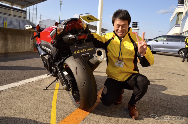 住友ゴム工業・第二技術部の大谷匡史氏。筑波サーキットにて開催されたダンロップ SPORTMAX α-13SPプレス発表試走会にて。