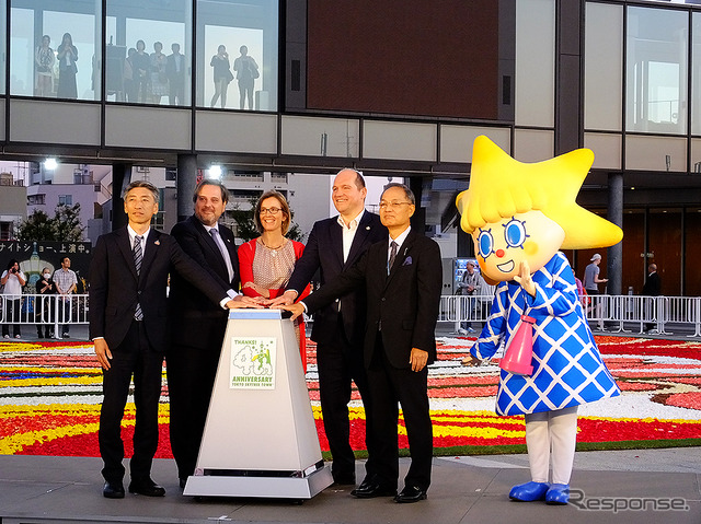 東京スカイツリータウン開業4周年記念「ブリュッセル・フラワーカーペットフェスティバル Supported by アサヒビール」(5月18~22日)の式典に参加した東武タワースカイツリー取締役社長・酒見重範氏、ブリュッセル市財政観光担当・Close Philipe氏、ベルギー王国大使館・Christophe de Bassompierre氏、Ann-Marie de Bassompierre氏ほか