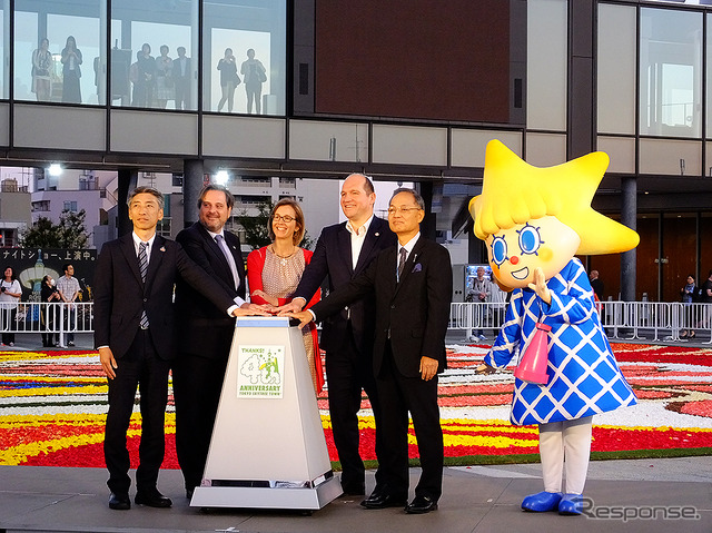 東京スカイツリータウン開業4周年記念「ブリュッセル・フラワーカーペットフェスティバル Supported by アサヒビール」(5月18~22日)の式典に参加した東武タワースカイツリー取締役社長・酒見重範氏、ブリュッセル市財政観光担当・Close Philipe氏、ベルギー王国大使館・Christophe de Bassompierre氏、Ann-Marie de Bassompierre氏ほか