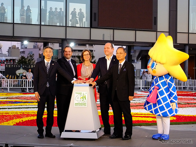 東京スカイツリータウン開業4周年記念「ブリュッセル・フラワーカーペットフェスティバル Supported by アサヒビール」(5月18~22日)の式典に参加した東武タワースカイツリー取締役社長・酒見重範氏、ブリュッセル市財政観光担当・Close Philipe氏、ベルギー王国大使館・Christophe de Bassompierre氏、Ann-Marie de Bassompierre氏ほか