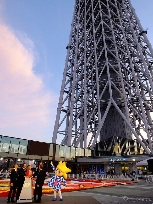 東京スカイツリータウン開業4周年記念「ブリュッセル・フラワーカーペットフェスティバル Supported by アサヒビール」(5月18~22日)の式典に参加した東武タワースカイツリー取締役社長・酒見重範氏、ブリュッセル市財政観光担当・Close Philipe氏、ベルギー王国大使館・Christophe de Bassompierre氏、Ann-Marie de Bassompierre氏ほか