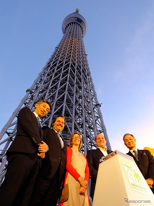 東京スカイツリータウン開業4周年記念「ブリュッセル・フラワーカーペットフェスティバル Supported by アサヒビール」(5月18~22日)の式典に参加した東武タワースカイツリー取締役社長・酒見重範氏、ブリュッセル市財政観光担当・Close Philipe氏、ベルギー王国大使館・Christophe de Bassompierre氏、Ann-Marie de Bassompierre氏ほか