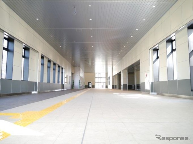 駅の東西を結ぶ自由通路は橋上駅舎に先立ち5月24日から使用を開始する。