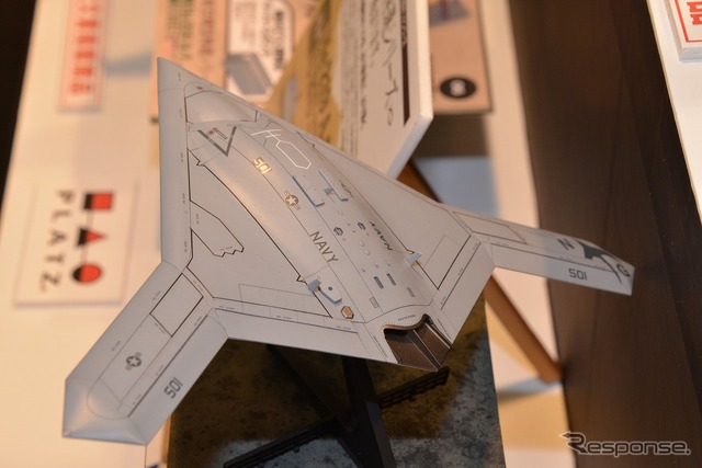 1/72 アメリカ海軍 無人爆撃機 X-47B 飛行状態(スタンド付属)