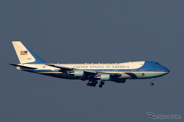 横田基地へ向けて降下するVC-25。大統領の搭乗を示す「エアフォースワン」としての運航だった。