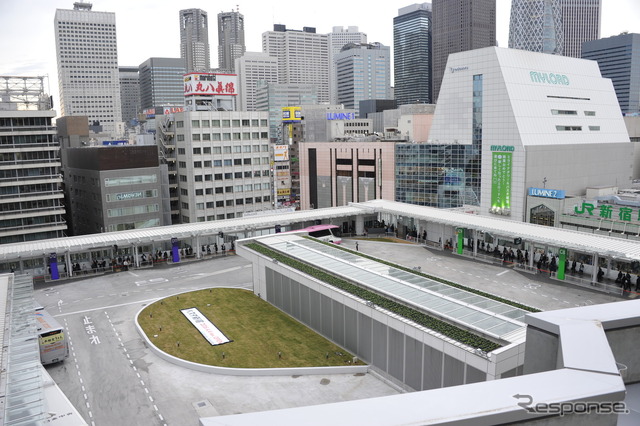 4階のバスターミナル部分を上から望む「バスタ新宿」