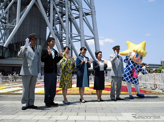 初日の22日には、東京スカイツリータウン開業4周年記念イベントに登壇した浅草駅管区長・下総功治氏、とうきょうスカイツリー駅長・谷田貝淳氏ら(5月22日)。