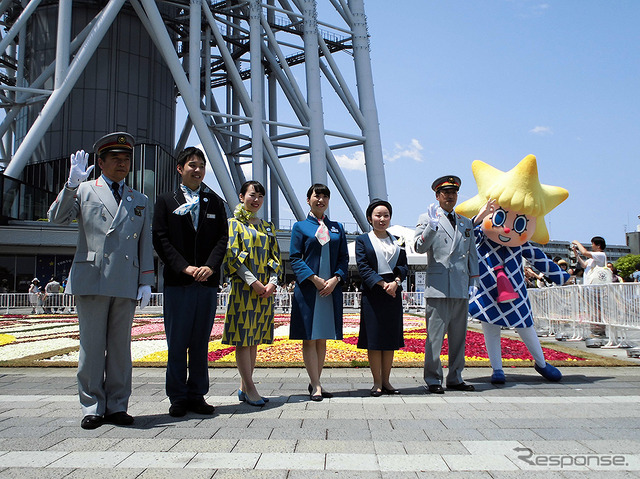 初日の22日には、東京スカイツリータウン開業4周年記念イベントに登壇した浅草駅管区長・下総功治氏、とうきょうスカイツリー駅長・谷田貝淳氏ら(5月22日)。